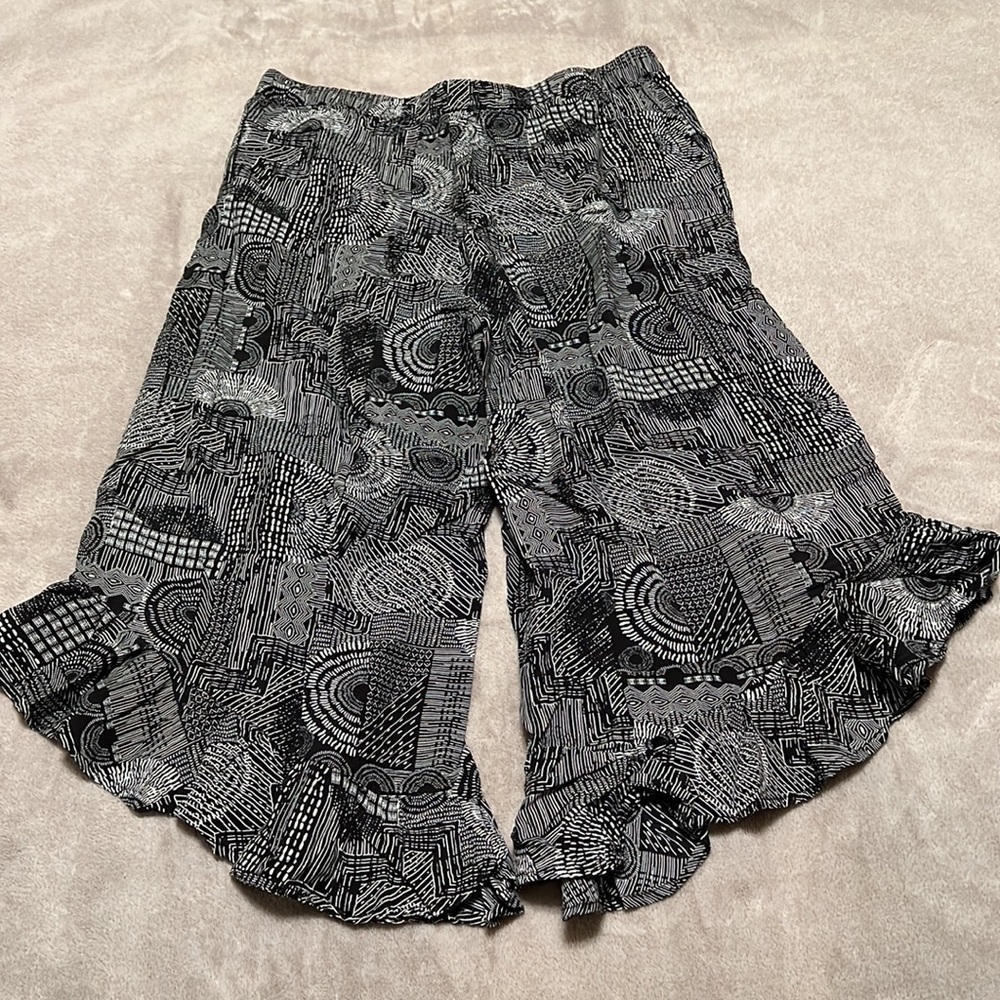 Gilligan & O'Malley Ruffled Black & White Crop Pajama Pants - Picture 6 of 7